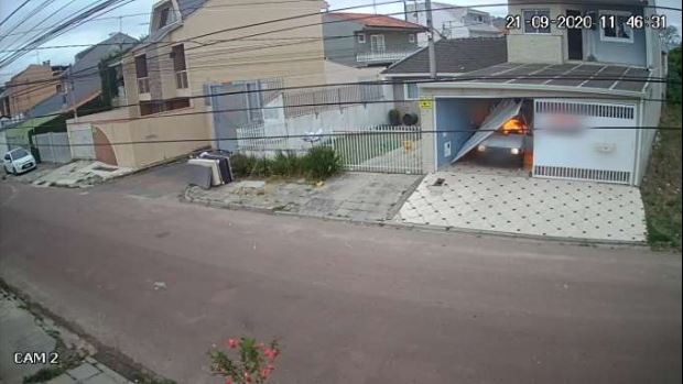 Homem foge após invadir garagem de ré e colocar fogo em carro